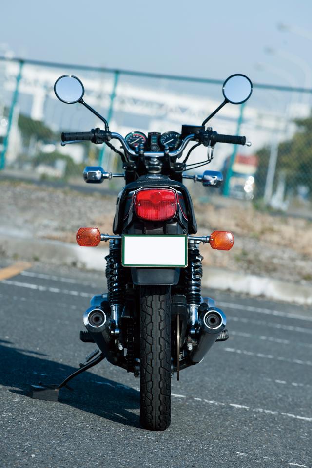 画像: 当時専門誌に、同門の750や650よりも完成度が高い、と評されたZ400FX。初代E1初期型にはメタリッククリスタルシルバーのほか、ファイアクラッカーレッド、そしてエボニーのカラーリングが用意されていた。