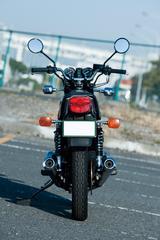 画像: 当時専門誌に、同門の750や650よりも完成度が高い、と評されたZ400FX。初代E1初期型にはメタリッククリスタルシルバーのほか、ファイアクラッカーレッド、そしてエボニーのカラーリングが用意されていた。