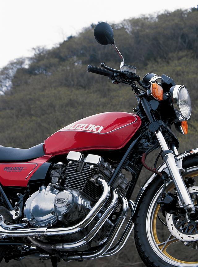 画像: スズキ初となる4気筒400㏄モデルであるGSX400Fは、世界ロードレースGPでのファクトリー活動でノウハウを得た、アンチダイブフォークを採用。カラーリングは赤のほか、黒と銀の計3色がラインアップされた。
