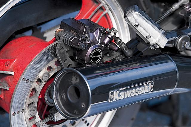画像: Kawasakiのプレートが貼られたマフラー。なお1984年登場のGPz400F-Ⅱは、差別化を図ってかクロームメッキ仕上げのエキゾーストパイプとマフラーが採用されていた。