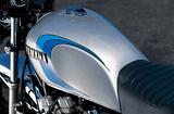 画像: 16L容量の燃料タンクは、上位機種のXJ650に似たスタイリング。両側面のプレスが、ニーグリップしやすい形状になっており、コーナリング時のホールド感を高めている。