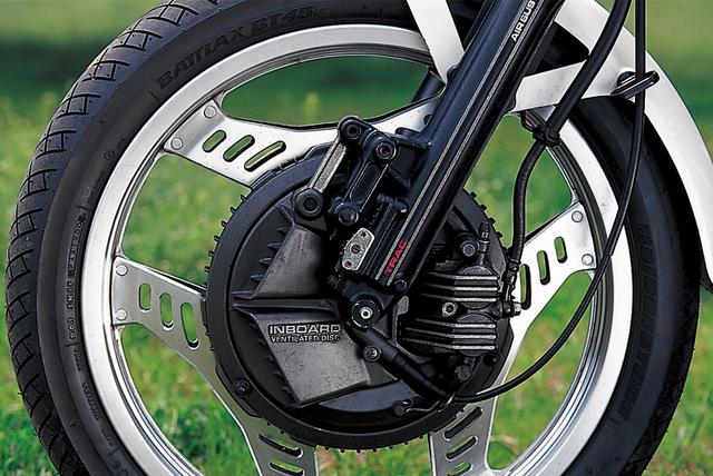 画像: TRACと名付けられたアンチダイブ機構は、国内向けオンロードモデルではこのCBX400Fが初採用。ブレーキはインボード式を前後に採用している。