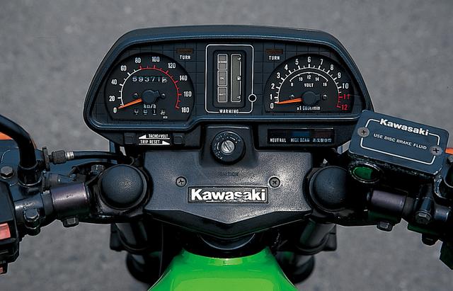 画像: ハンドルはジュラルミン鍛造製のセパレートタイプ。速度計と回転計などが並ぶメーター類には、オイルレベルモニターも含まれているのが特徴的であった。