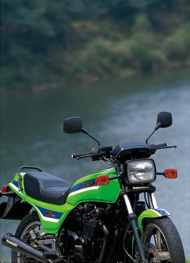画像: Z400GPのキャストホイールに組み合わされる標準タイヤは、ダンロップのチューブレス。車格は大きめだが、Z400FXよりも軽く作ることに腐心して設計されているため、その扱いやすさは旧作よりもはるかに上だった。