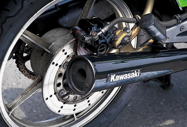 画像: リアディスクブレーキは、有効径はZ400FXと変わらないが、厚みは1㎜薄くなっている。旧型比で、バネ下重量はフロント側で3.5㎏、リア側は6.5㎏!も軽量化された。