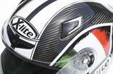 画像: 今回着用したのはカーボン地の美しさが際立つ「STREUS イタリア カーボン/5(7万9500円)」。他にも各種グラフィックや、レーサーレプリカグラフィックなど、幅広いカラーリングがライナップされている。