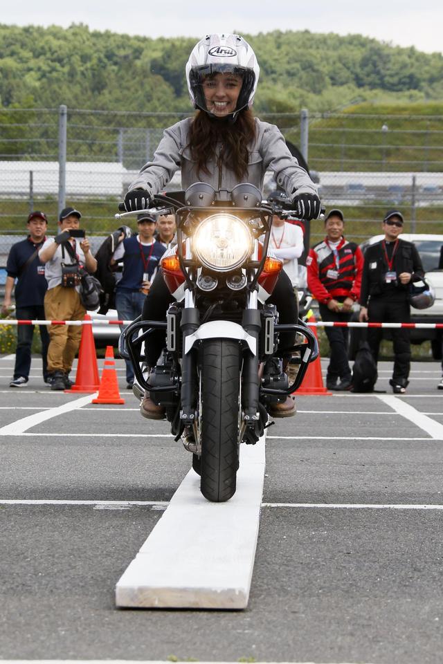 画像: 一本橋チャレンジは先着100名が参加できる人気コーナー。亀谷長純さん、中野真矢さん、延時成美さん、下川原利紗さんが参加し、実況スタイルで進行。参加者と見学者が一体となって、毎回、大盛り上がり!