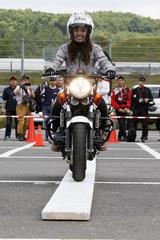 画像: 一本橋チャレンジは先着100名が参加できる人気コーナー。亀谷長純さん、中野真矢さん、延時成美さん、下川原利紗さんが参加し、実況スタイルで進行。参加者と見学者が一体となって、毎回、大盛り上がり!