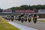 画像: パレードランでは、516台が一つになって国際サーキットであるツインリンクもてぎを3周走った。