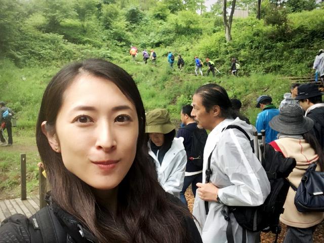 画像: 後ろの宮崎さんも、しっかり雨具を持ってきていました。