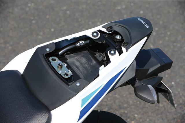 画像: タンデムシートを外すとその下には小さなスペースがある。車載工具など最小限の小物の収納に使える程度の大きさだ。