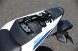 画像: タンデムシートを外すとその下には小さなスペースがある。車載工具など最小限の小物の収納に使える程度の大きさだ。