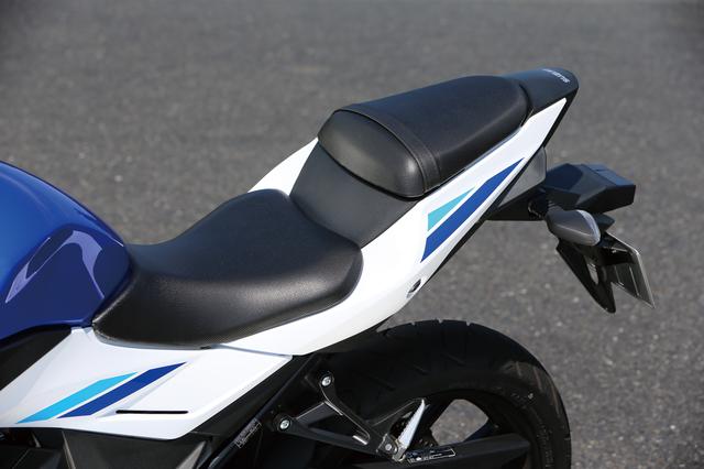 画像: ライダーとパッセンジャーを分離したセパレートデザインのスポーティなシートだが、長距離も快適な高いクッション性も備えている。
