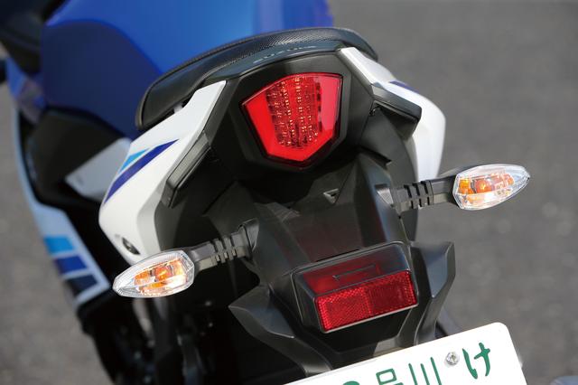 画像: テールカウル後端に埋め込まれたテールランプには、新設計の面発光LEDを採用。迫力と先進性を兼ね備えたスタイリングを引き立てている。
