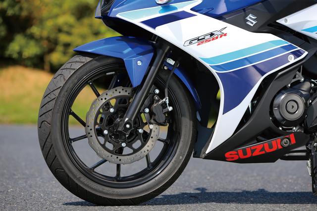 画像: Φ37㎜正立フロントフォークにスポーティなデザインの10本スポークホイールを装着。ディスクブレーキはペータルディスクを採用。