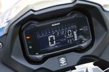 画像: コンパクトで機能的なフル反転液晶メーターパネル。ギアポジション、平均燃費計、オイルチェンジインジケーターまで装備。