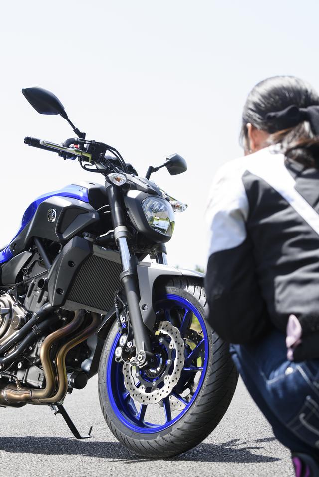 画像: 「バイクのななめ前の、ちょっと下から見た時の角度が1番カッコいいと思います。1個1個のパーツがっていうより、全体がバランス良く収まってる感じがいい。サイドのカバー類とかも、まとめて見た時のバランスがキレイですよね」