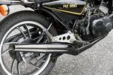 画像: 当時の市販車ではまだ珍しかった、膨張室がはっきりわかるチャンバータイプのマフラーを装備しているのも注目されたポイント。レーシーなルックスを演出すると同時に、エンジンのパワーアップにも貢献している。