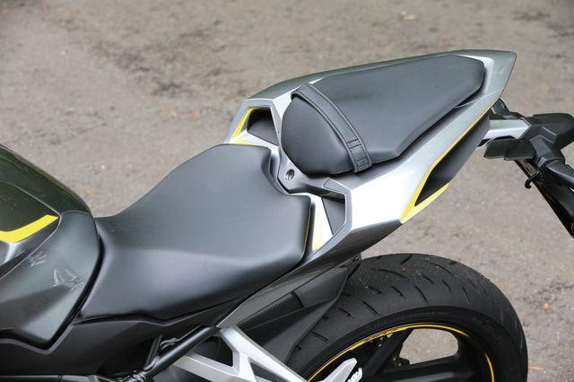 画像: シート高は790㎜。ライダーと車体の一体化を強めるスーパースポーツらしいポジションだが、タンク形状などと合わせて足着き性は良好。