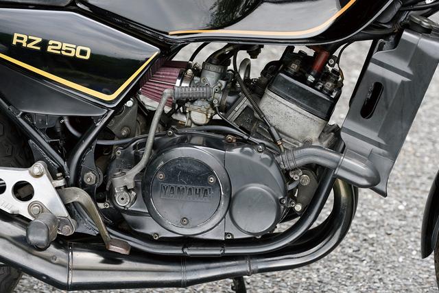 画像: エンジンは市販レーサー・TZ250と共通な54×54mmというボア・ストロークを採用した水冷2ストピストンリードバルブ並列2気筒。当時250ccクラストップの最高出力35PSを発揮し、4スト400ccマシンと互角の走りを味わえた。撮影車はエアクリーナーが換装されている。