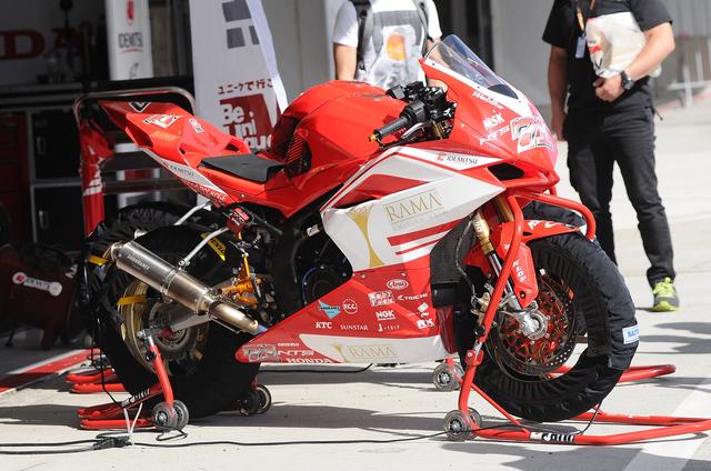画像: 小山知良のCBR250RR レース1で3位に入って、あまりにも速すぎる、つってアストラホンダのメカニックがじっくり見ていったそうですw
