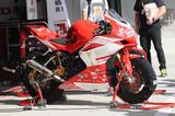 画像: 小山知良のCBR250RR レース1で3位に入って、あまりにも速すぎる、つってアストラホンダのメカニックがじっくり見ていったそうですw