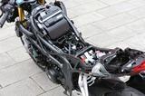 画像: タンク後端からシートへ繋がる部分を大きくくびれさせることで、良好な足着き性を確保し、取り回しやすさも実現している。
