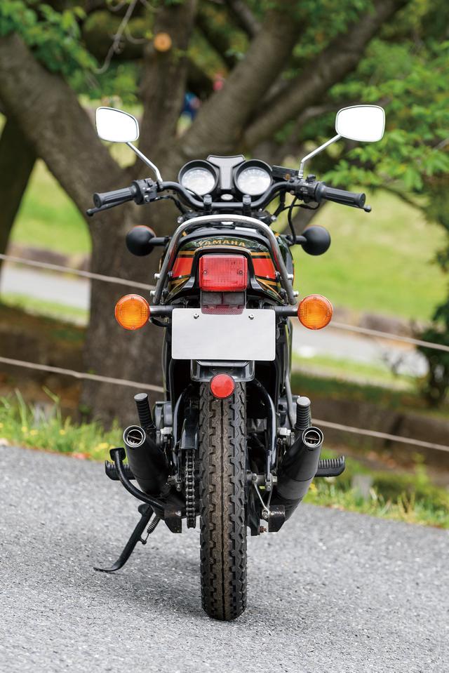 画像: RZ250の初期型のカラーリングは、白×赤と、この写真の黒×赤の2タイプが用意されていた。印象的なデザインの軽量なキャストホイール、大径ハロゲンヘッドライトなどを装備したスポーティなスタイリングも人気を加速させた。