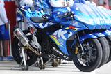画像: 国内にも市販が始まったスズキGSX-R150 このカラーリングってだけでカッコよさ500%アップ! 今回からNewヨシムラマフラー、Newリアサスが装着されてますね!