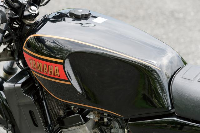 画像: RZ250のスタイリングを印象的に見せているポイントである燃料タンク。一見するとシンプルに思える造形の中にも、流麗な曲線と張りのある面構成で強い存在感をアピール。