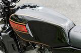 画像: RZ250のスタイリングを印象的に見せているポイントである燃料タンク。一見するとシンプルに思える造形の中にも、流麗な曲線と張りのある面構成で強い存在感をアピール。
