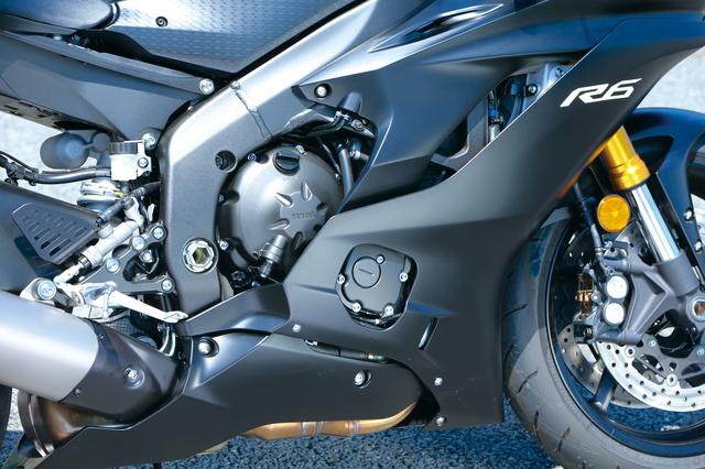 画像: 従来型R6の高回転型エンジンからさらなるポテンシャルを引き出すべく、トラクションコントロールとクイックシフターを新たに採用。