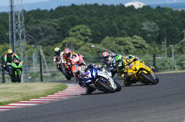 画像: レース序盤のトップグループ 伊藤とウエストが抜け出し始めます