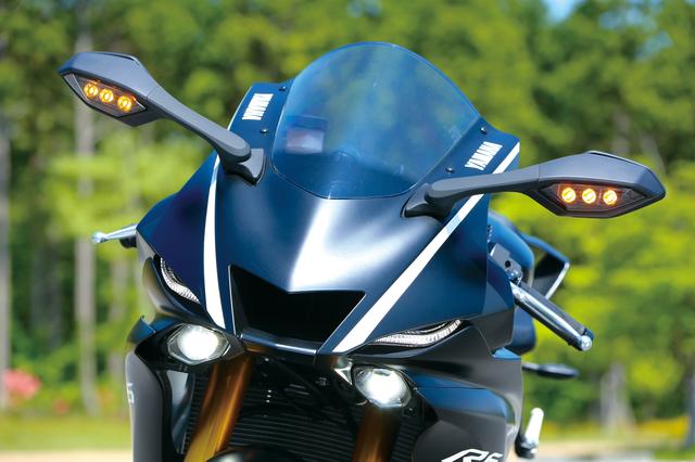 画像: 2本の導光体を織り込んだLEDポジションランプとヘッドライトもYZF-R1的。レーサー的な雰囲気を強く感じさせる表情を見せる。