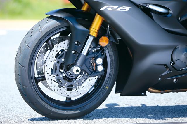 画像: Φ43㎜のKYB製倒立フロントフォークはYZF-R1用と同じもので、セッティングのみを変更。フロントブレーキもYZF-R1と同タイプのものだ。