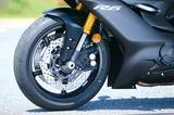 画像: Φ43㎜のKYB製倒立フロントフォークはYZF-R1用と同じもので、セッティングのみを変更。フロントブレーキもYZF-R1と同タイプのものだ。