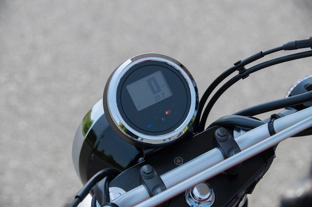 画像: オーソドックスな丸型ヘッドライトに、オフロード車的なワイドハンドル、シンプルなシングルメーターという組み合わせがスクランブラー的。