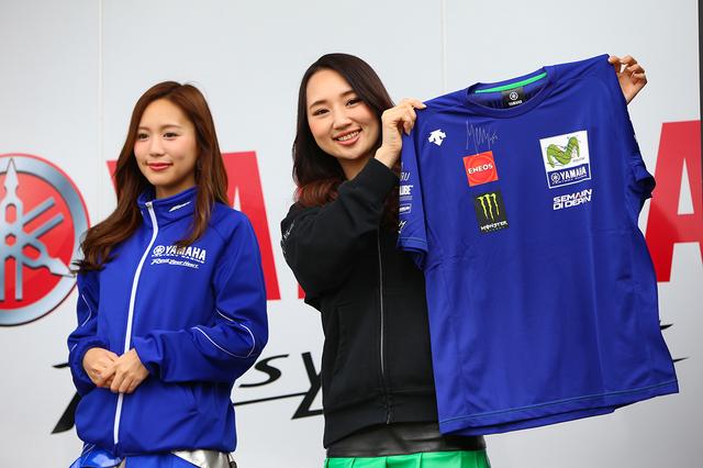 画像: ロッシ選手とビニャーレス選手のサイン入りグッズの登場したチャリティーオークション。MotoGPファンにはたまりません。