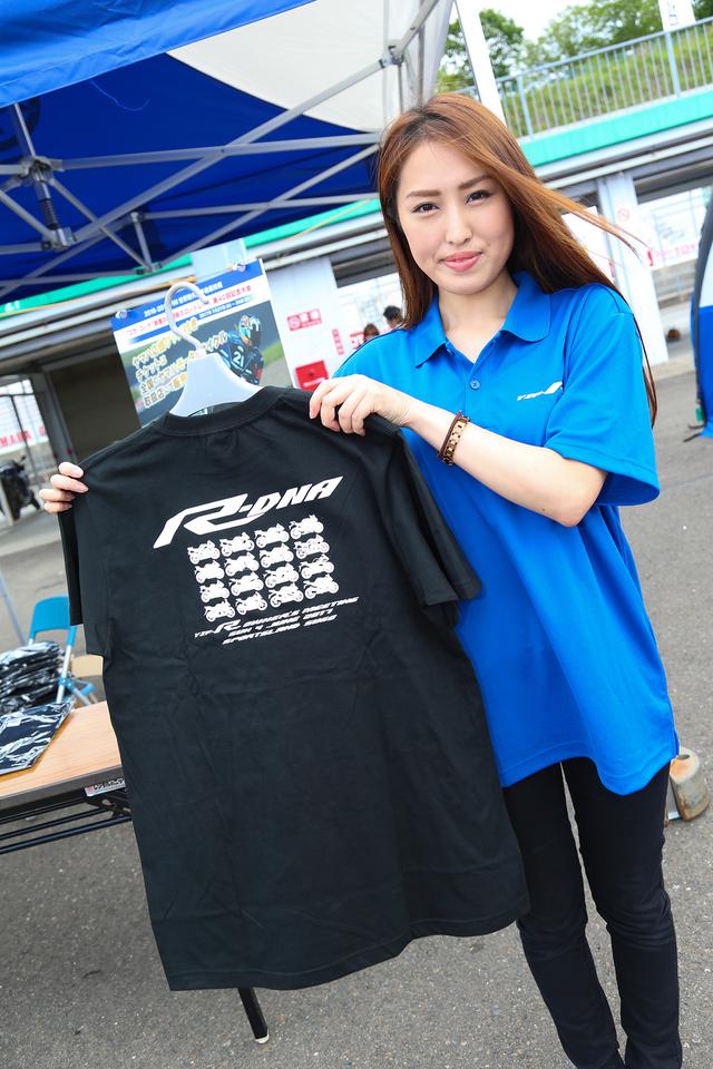 画像: 限定100着で販売されたYZF-Rオリジナル記念Tシャツ(3,000円)。Rシリーズのシルエットが並ぶ希少なデザインで、午前中には売り切れる人気ぶり!