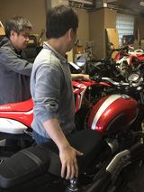 画像: オートバイ編集部のスタッフもみんな興味津々(⁎⁍̴̛ᴗ⁍̴̛⁎) 仕方ないので、編集部のガレージにとめておいたバイクを、外に出すのを手伝って頂きました( ˘-˘ )
