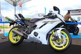画像: 最新モデル展示ブースでは、「YZF-R6」の日本初披露カラーであるブルーイッシュホワイトパール1(アメリカ・カルフォルニア仕様)も展示されていました。