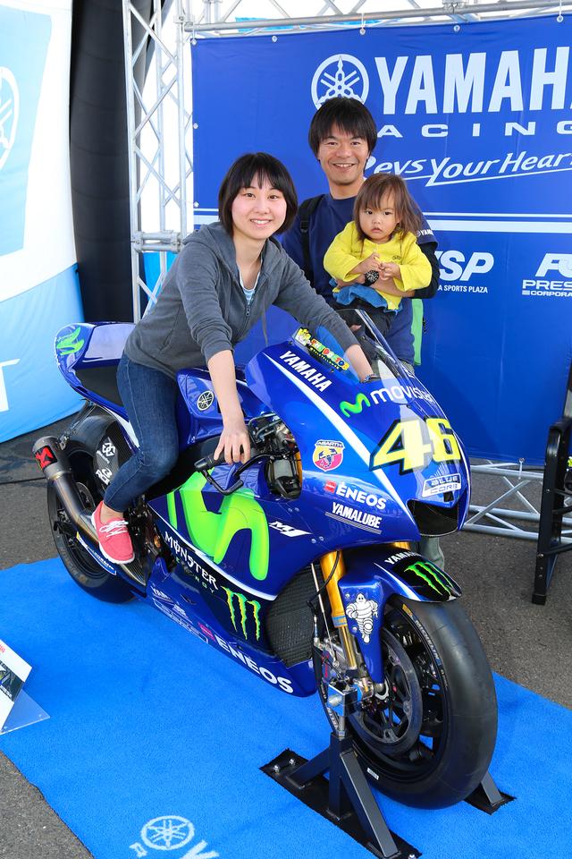 画像: MotoGPマシン・YZR-M1に跨って記念撮影ができるブースは常に列の絶えない人気ぶり! ご家族で撮影を楽しまれてるところにお邪魔してすみませんでした(笑)。