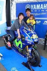 画像: MotoGPマシン・YZR-M1に跨って記念撮影ができるブースは常に列の絶えない人気ぶり! ご家族で撮影を楽しまれてるところにお邪魔してすみませんでした(笑)。
