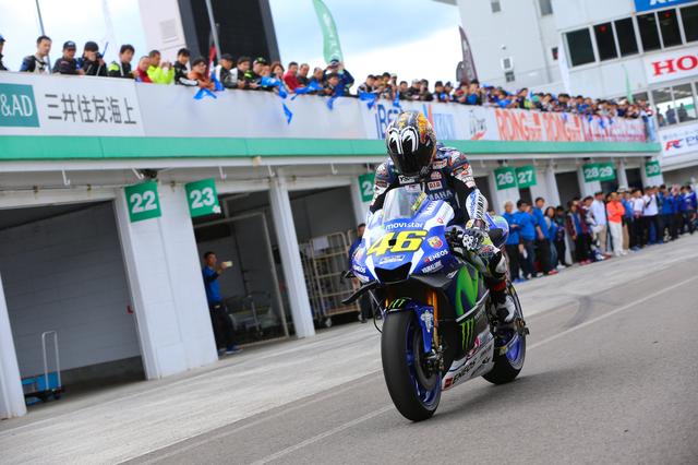 画像: '16シーズンのV・ロッシ選手仕様のM1でデモンストレーション走行を披露した中須賀選手。