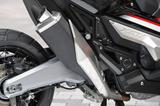 画像: マフラーのデザインも機能美あふれる仕上がり。ショートなサイレンサーを大きく跳ね上げてアドベンチャー的なイメージを強調する。