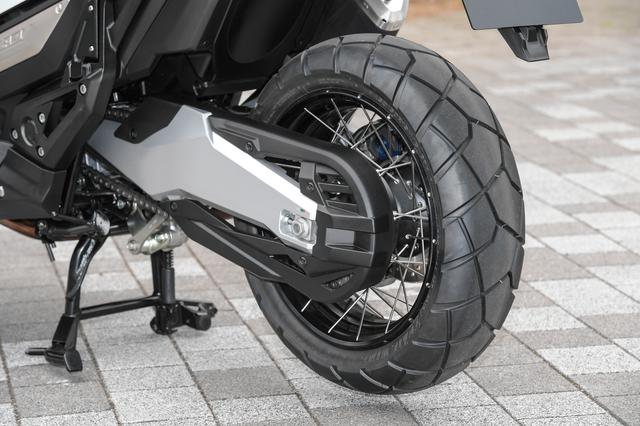 画像: 標準装着タイヤはBSのトレールウイング。フロント17インチ、リア15インチで、いずれもこのX-ADVのための専用開発品だ。