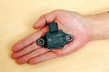 画像: 最新のスーパースポーツに搭載されているIMU(イナーシャル・メジャーメント・ユニット)と略される慣性計測装置。バイクが上下前後左右に対し、どう動いているかを把握する計測装置である。元々は四輪車用のESC(横滑り防止装置)向けとして開発されたのが最初。あくまで計測装置なので、そのデータをどんな制御に使用するかは、また別の話となる。