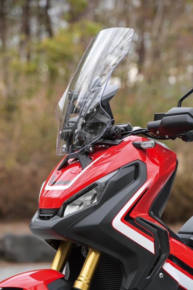 画像: ライダーを走行風から守る大きなスクリーンは、5段階に高さと角度を調整可能。走行状況や好みに応じて工具を使わず簡単に調整できる。