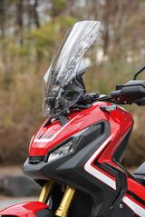 画像: ライダーを走行風から守る大きなスクリーンは、5段階に高さと角度を調整可能。走行状況や好みに応じて工具を使わず簡単に調整できる。