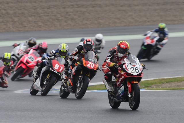 画像: 雨降りのあと、ウェット路面でのレースになっちゃったJP250 勝ったのは……!